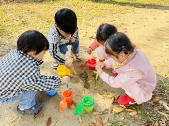 물과 모래는 최고의 소꿉놀이 재료~