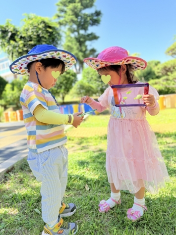 서로의 작품 평가중