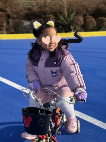 새로운 운동장에서 신나게 자전거타요~